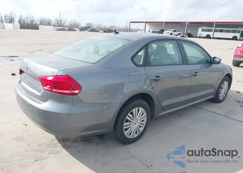 2015 Volkswagen Passat 1.8T S z USA, uszkodzony, nr VIN 1VWAS7A30FC013870